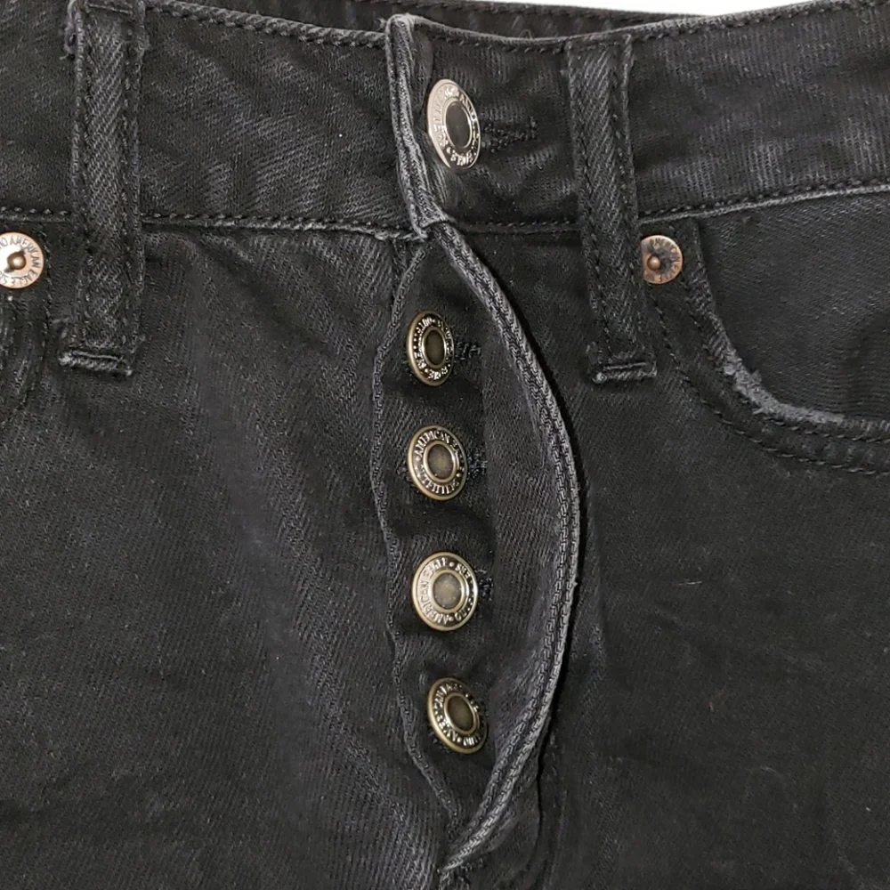 American Eagle Hi-Rise Festival Mini Skirt in Distressed Black Denim, Size 00